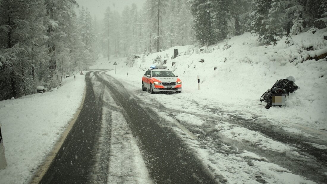 Schnee im Mai sorgte für Probleme in den Bündner Bergen. Eine Motorradfahrerin stürzte auf dem Berninapass, während auf anderen Pässen der Verkehr stillstand. 20260515124403942.jpg