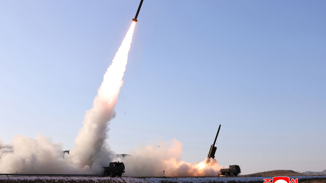 HANDOUT - Die von der staatlichen nordkoreanischen Nachrichtenagentur KCNA am 27.01.2026 zur Verfügung gestellte Aufnahme zeigt nach Angaben von KCNA den Test von ballistischen Raketen an einem nicht genannten Ort. Foto: Uncredited/KCNA/KNS/dpa - ACHTUNG: Nur zur redaktionellen Verwendung und nur mit vollständiger Nennung des vorstehenden Credits 20260526083429473.jpg