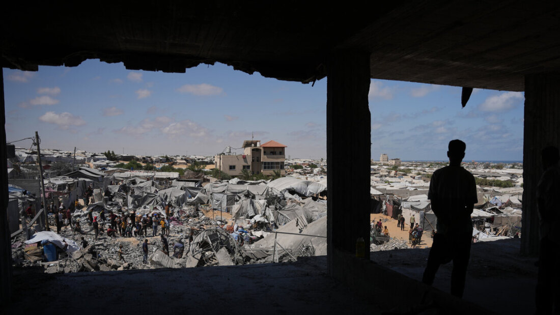 dpatopbilder - Palästinenser inspizieren die Trümmer eines Gebäudes, das bei einem israelischen Luftangriff im südlichen Gazastreifen zerstört wurde. Foto: Abdel Kareem Hana/AP/dpa 20260607150154127.jpg