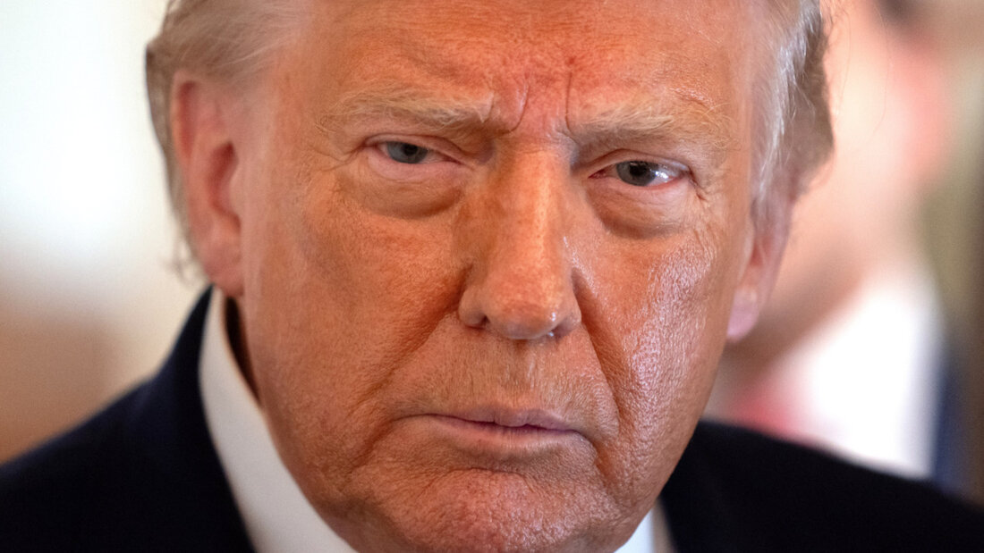 US-Präsident Donald Trump spricht zu Reportern an Bord der Air Force One auf dem Weg von der Joint Base Andrews nach Eau Claire. Foto: Mark Schiefelbein/AP/dpa 20260607195251276.jpg