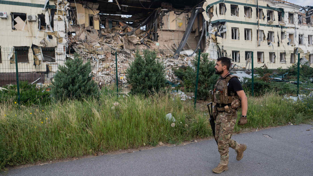 HANDOUT - Auf diesem Foto patrouilliert ein ukrainischer Soldat im Zentrum der an der Front gelegenen Stadt Druzhkivka in der Region Donezk. Foto: Iryna Rybakova/Ukrainian 93rd Mechanized brigade via AP/dpa 20260705161449091.jpg