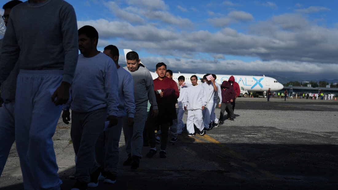 ARCHIV - Guatemalteken, die aus den USA abgeschoben wurden, kommen auf dem Flughafen La Aurora an. Foto: Moises Castillo/AP/dpa 20260925085128779.jpg