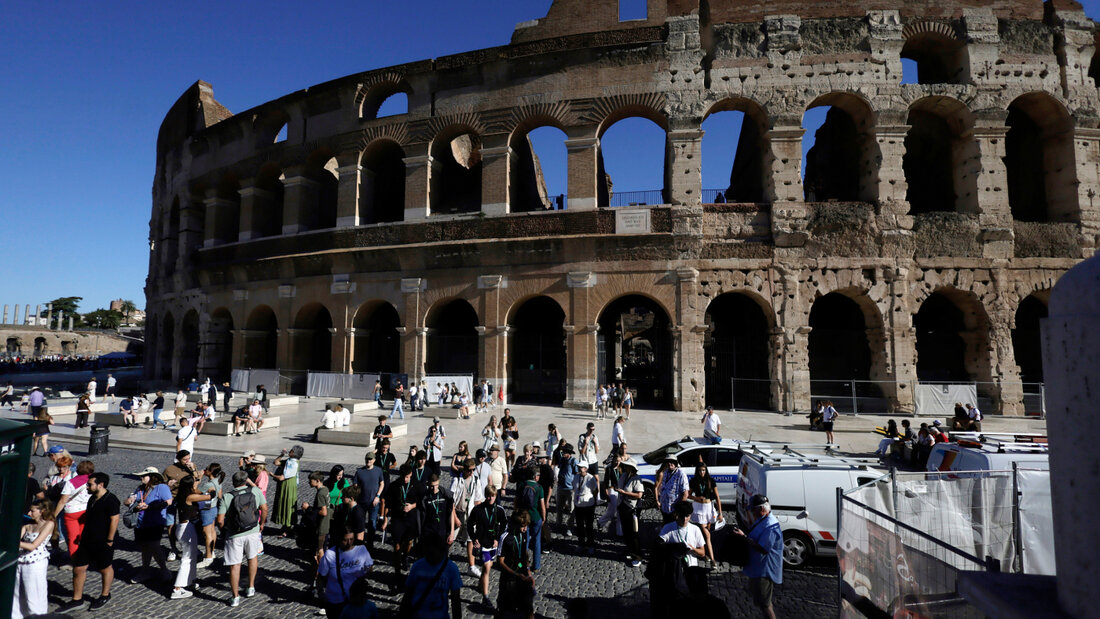 ARCHIV - Touristen versammeln sich vor dem Kolosseum, das an diesem Tag für die Öffentlichkeit geschlossen ist. Bei einem Sturz aus zehn Metern Höhe ist ein Arbeiter ums Leben gekommen. Foto: Cecilia Fabiano/LaPresse/dpa 20260926184628573.jpg