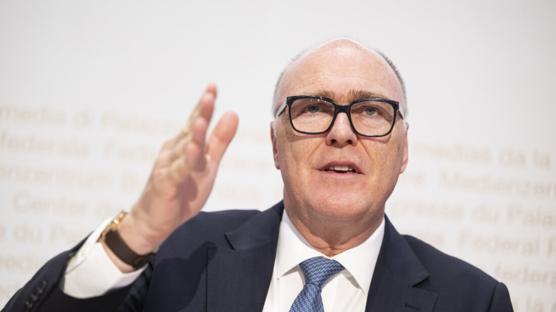 Der Gesamtbundesrat will trotz massiver Kritik an der von Verteidigungsminister Martin Pfister geplanten, temporären Erhöhung der Mehrwertsteuer zugunsten der Armee festhalten. (Archivbild) 20260306133310441.jpg