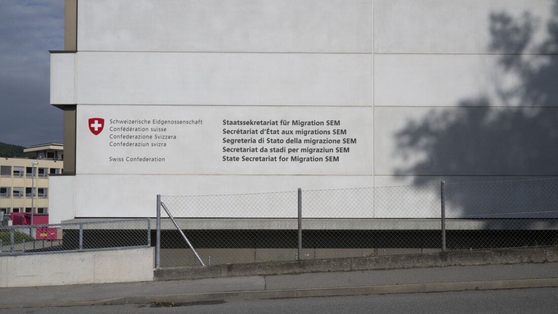 Weil weniger Asylgesuche gestellt werden, will das Staatssekretariat für Migration (SEM) sechs Unterkünfte schliessen. Im Bundesasylzentrum in Brugg AG wurde die Kapazität deswegen von 440 auf 250 Plätze reduziert. (Archivbild) 20260616110508347.jpg