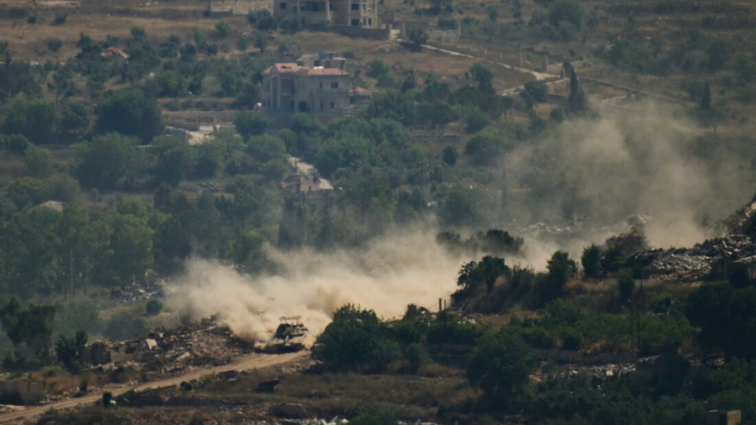 Ein israelischer Panzer fährt an zerstörten Gebäuden im Südlibanon vorbei, aufgenommen aus Nordisrael. Foto: Leo Correa/AP/dpa 20260620221629587.jpg