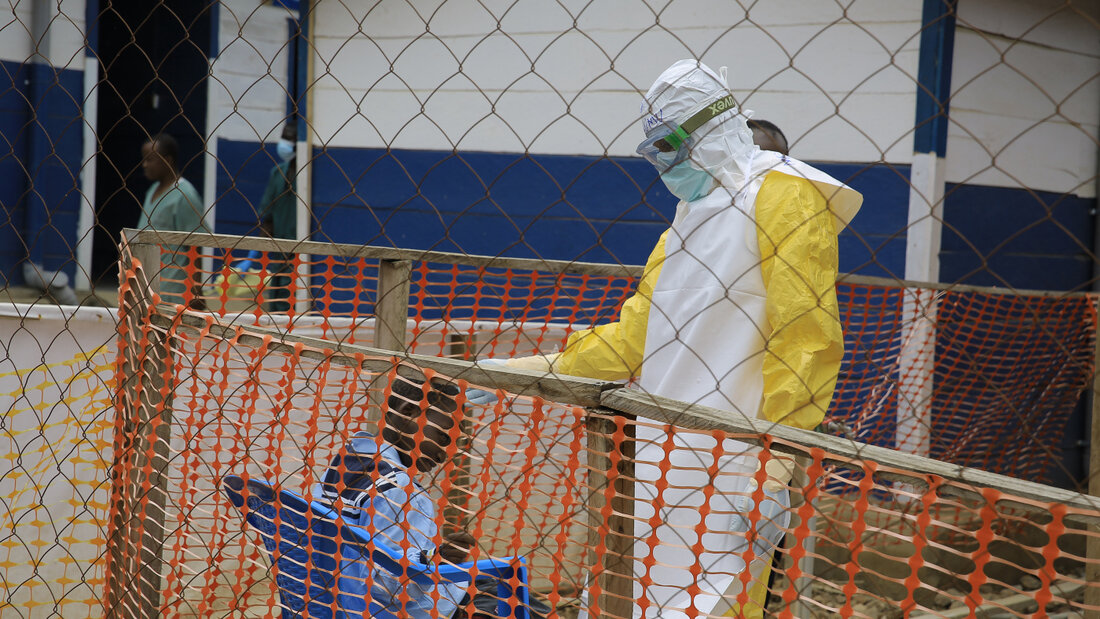 ARCHIV - ARCHIV. Ein Mitarbeiter des Gesundheitswesens spricht in einem Behandlungszentrum für Ebola-Patienten in der Provinz Nord-Kivu im Osten des Kongo mit einem Kind. Foto: Sebastien Kitsa Musayi/AP/dpa 20261014133330647.jpg