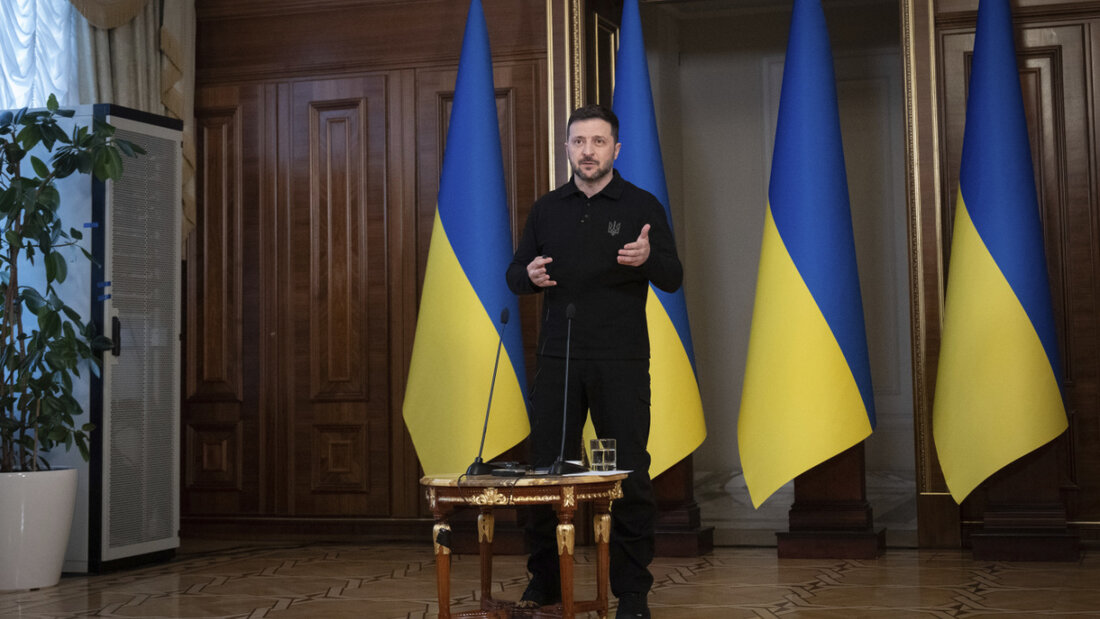 ARCHIV - Der ukrainische Präsident Wolodymyr Selenskyj spricht auf einer Pressekonferenz. Foto: Efrem Lukatsky/AP/dpa/Archivbild 20250511194006068.jpg