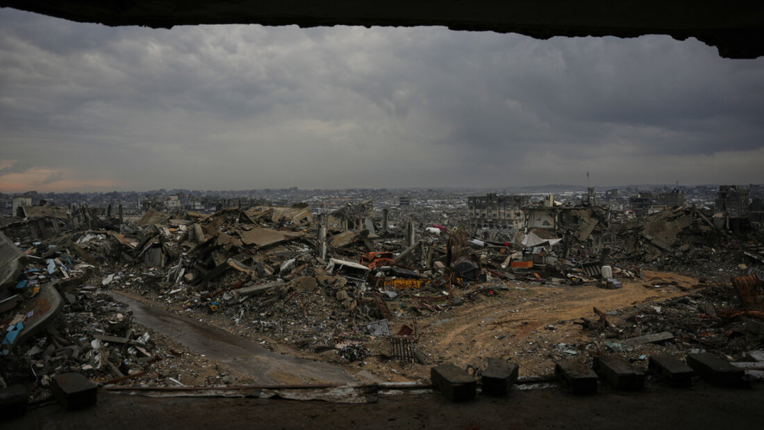 Gebäude, die während der israelischen Luft- und Bodenoperationen zerstört wurden, sind in einem Gebiet im Viertel Sheikh Radwan zu sehen. Foto: Abdel Kareem Hana/AP/dpa 20251213125337238.jpg