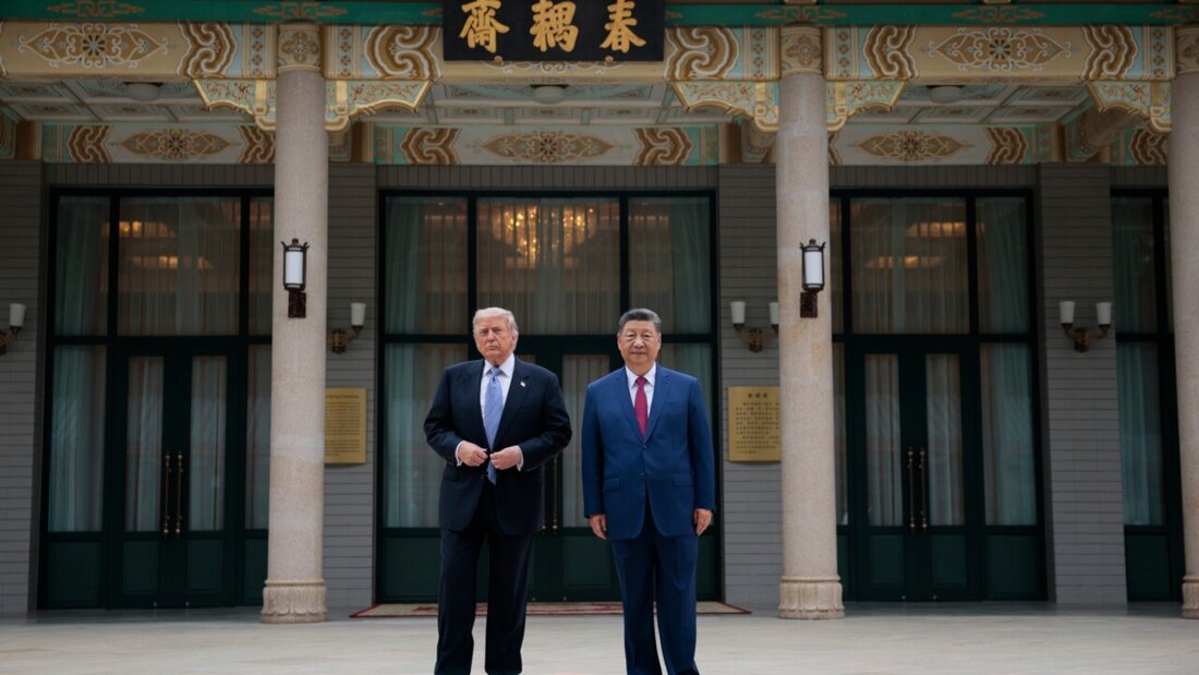 US-Präsident Donald Trump mit dem chinesischen Präsidenten Xi Jinping während eines Besuchs im Zhongnanhai-Garten. Foto: Evan Vucci/Pool Reuters/AP/dpa 20260515093132833.jpg