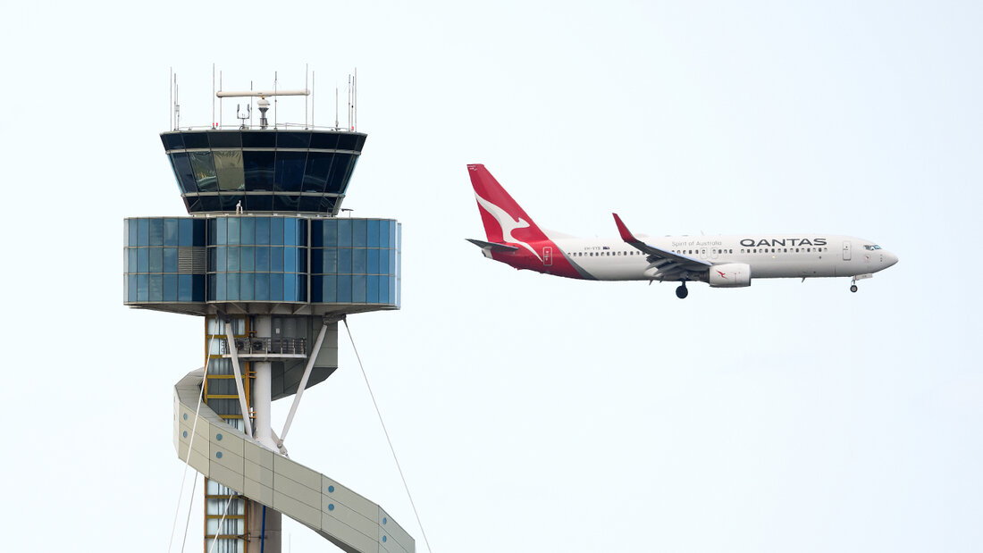 Ein Flugzeug von Qantas fliegt am Flugsicherungsturm des Flughafens Sydney vorbei. Foto: Bianca De Marchi/AAP/dpa 20260923080741023.jpg