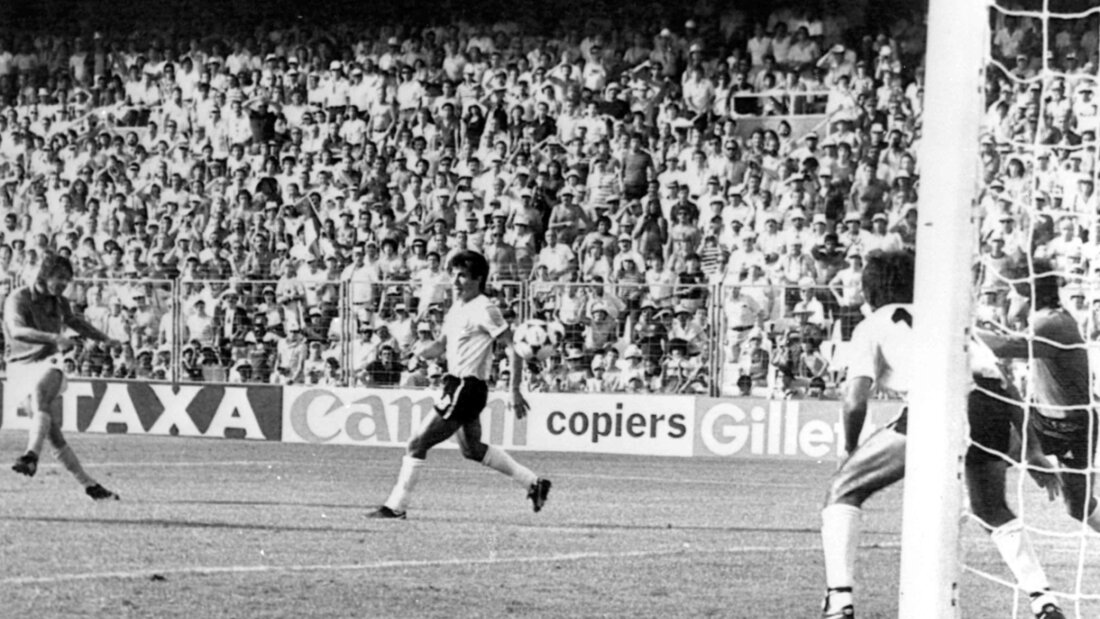 34 Länderspiele bestritt Luis Galvan (Bildmitte) für Argentinien - hier 1982 bei der WM in Spanien 20250506102330892.jpg