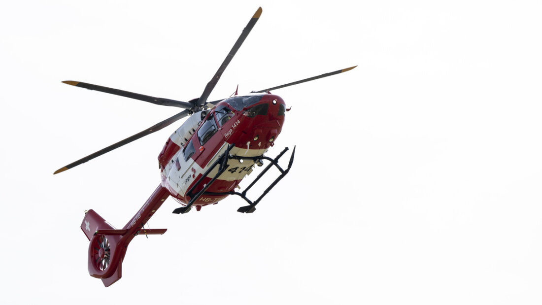 Der Mann wurde mit einem Helikopter der Rega in ein Spital geflogen. (Symbolbild) 20250704092616131.jpg