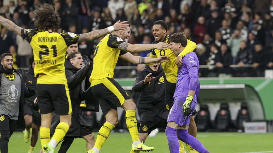 Die BVB-Spieler fallen ihrem Goalie Gregor Kobel nach dem Penalty-Krimi um den Hals 20251029120535186.jpg