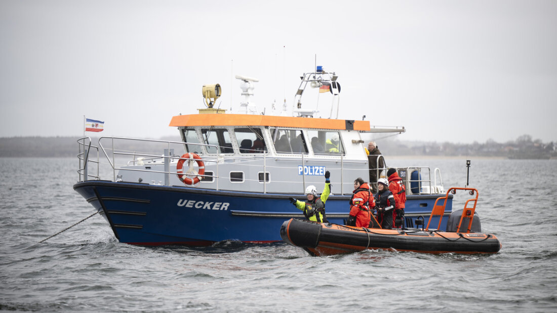 Umweltschützer und Einsatzkräfte stehen in der Nähe des Buckelwals. Nach seiner zwischenzeitlichen Befreiung von einer Sandbank liegt der Buckelwal noch immer in der Wismarer Bucht. Foto: Philip Dulian/dpa 20260330210833692.jpg