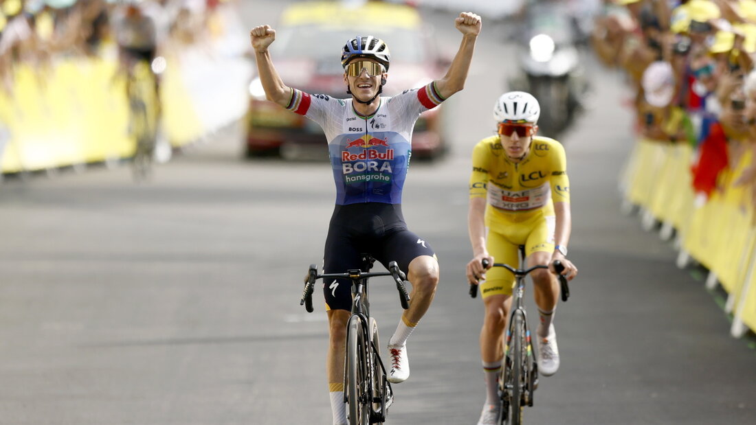 Remco Evenepoel fährt vor Tadej Pogacar über die Ziellinie 20260719175039719.jpg