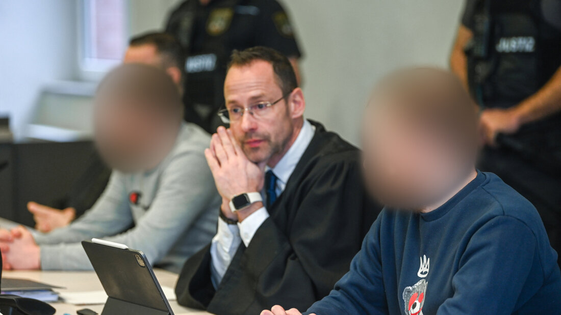 ARCHIV - Die beiden Angeklagten (links und rechts im Bild) sitzen neben ihren Anwälten im Gerichtssaal des Landgerichts Dessau. Foto: Heiko Rebsch/dpa (Archivbild) - ACHTUNG: Person(en) wurde(n) aus rechtlichen Gründen gepixelt 20260904155939566.jpg