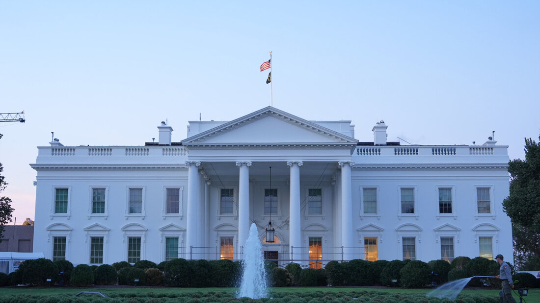 Ein Mitarbeiter gießt in Washington die Pflanzen auf dem Nordrasen des Weißen Hauses. Foto: Mark Schiefelbein/AP/dpa 20260922064709008.jpg