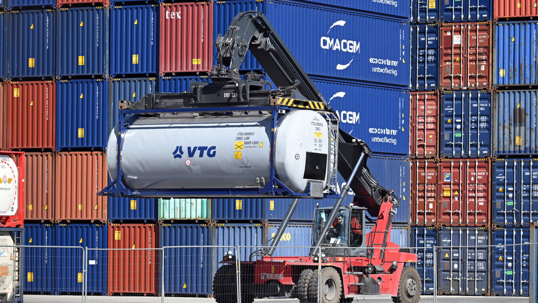 Container stapeln sich im Hafen von Duisburg in Europas grösster Volkswirtschaft Deutschland. (Archivbild) 20260923101312025.jpg