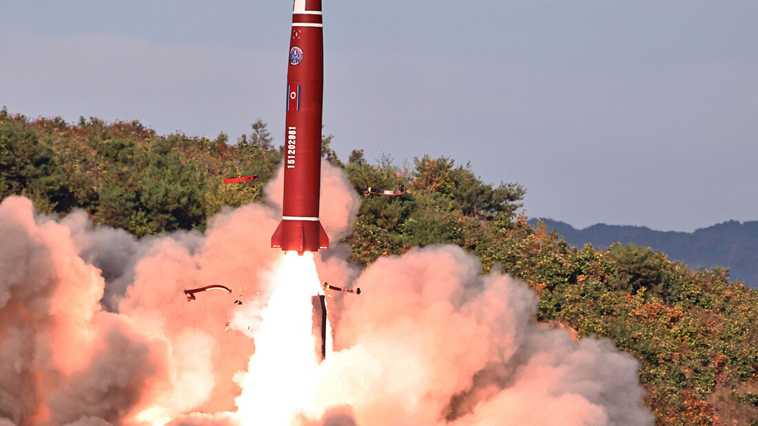 HANDOUT - Dieses von der nordkoreanischen Regierung via AP zur Verfügung gestellte Foto zeigt einen Raketentest an einem nicht genannten Ort in Nordkorea am Montag, dem 12. Oktober 2026. Unabhängige Journalisten erhielten keinen Zugang, um über das auf diesem von der nordkoreanischen Regierung verbreiteten Bild dargestellte Ereignis zu berichten. Der Inhalt dieses Bildes entspricht den Angaben der Quelle und kann nicht unabhängig überprüft werden. Das von der Quelle bereitgestellte Wasserzeichen in koreanischer Sprache lautet: "KCNA", was die Abkürzung für "Korean Central News Agency" ist. Foto: Uncredited/KCNA via KNS via AP/dpa 20261015042131358.jpg