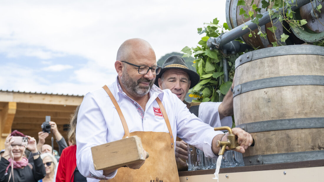 Jakob Kamm, der OK-Präsident des Eidgenössischen Schwing- und Älplerfests (ESAF) sticht zur offiziellen Eröffnung ein Bierfass an. 20250829104632477.jpg