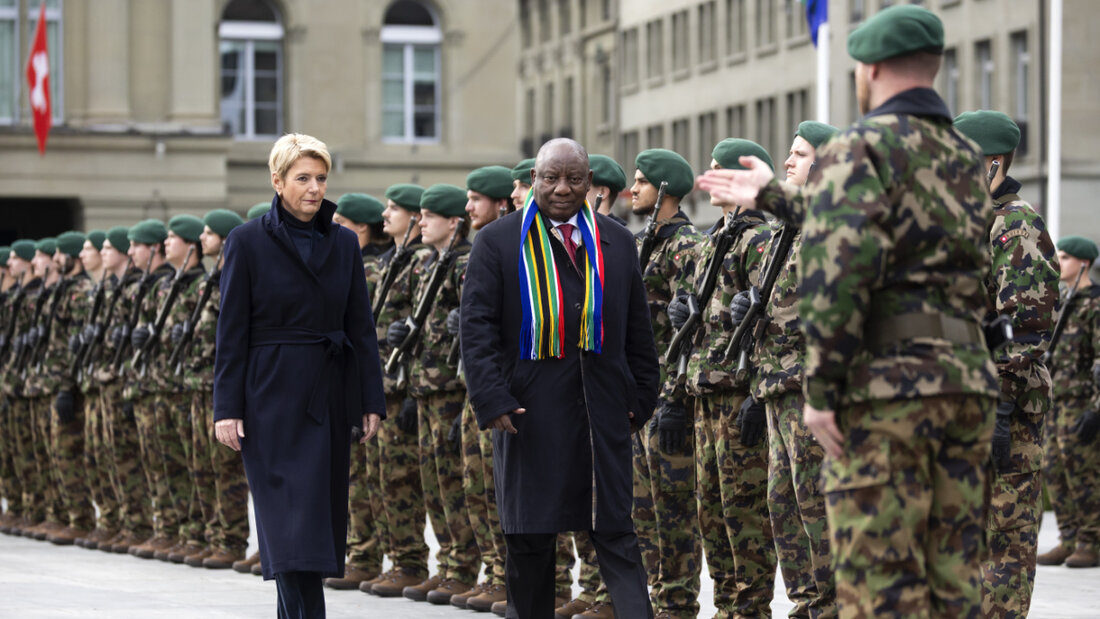 Keller-Sutter und Ramaphosa beim Abschreiten der Ehrengarde auf dem Bundesplatz. 20251029161939413.jpg