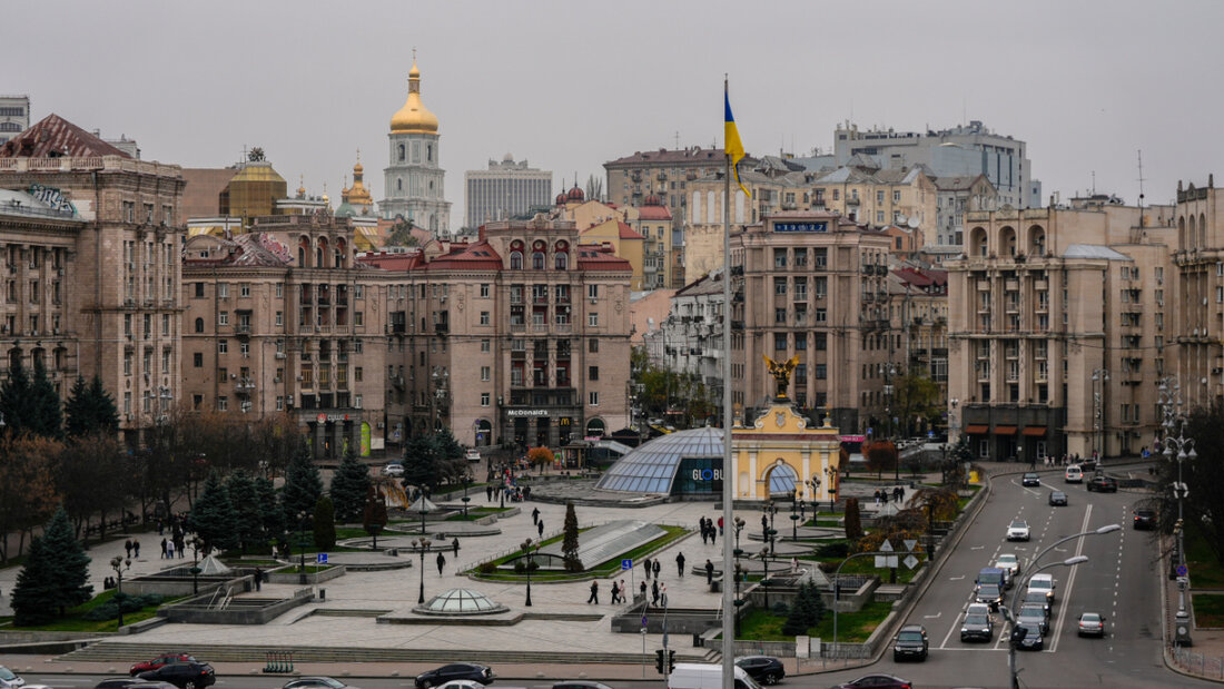 Autos fahren in Kiew, Ukraine, auf der Chreschtschatyk-Straße am Unabhängigkeitsplatz vorbei. Foto: Julia Demaree Nikhinson/AP/dpa 20251113065054099.jpg