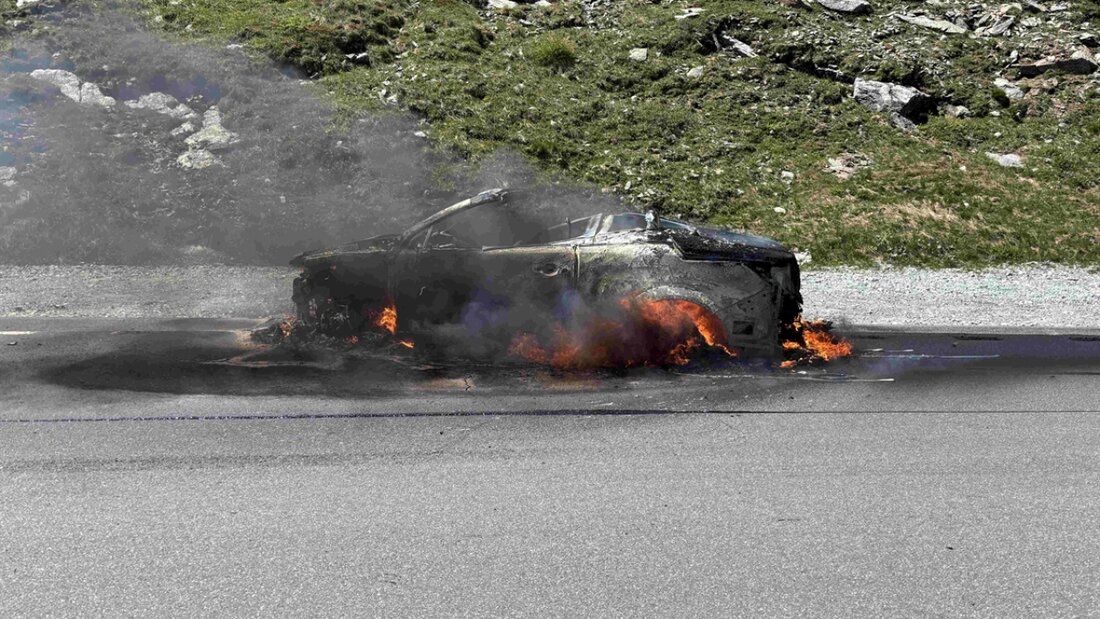Bevor ihr Auto auf der Splügenpassstrasse vollständig ausbrannte, konnten sich die beiden Fahrzeuginsassen noch unverletzt retten. 20260614163356907.jpg