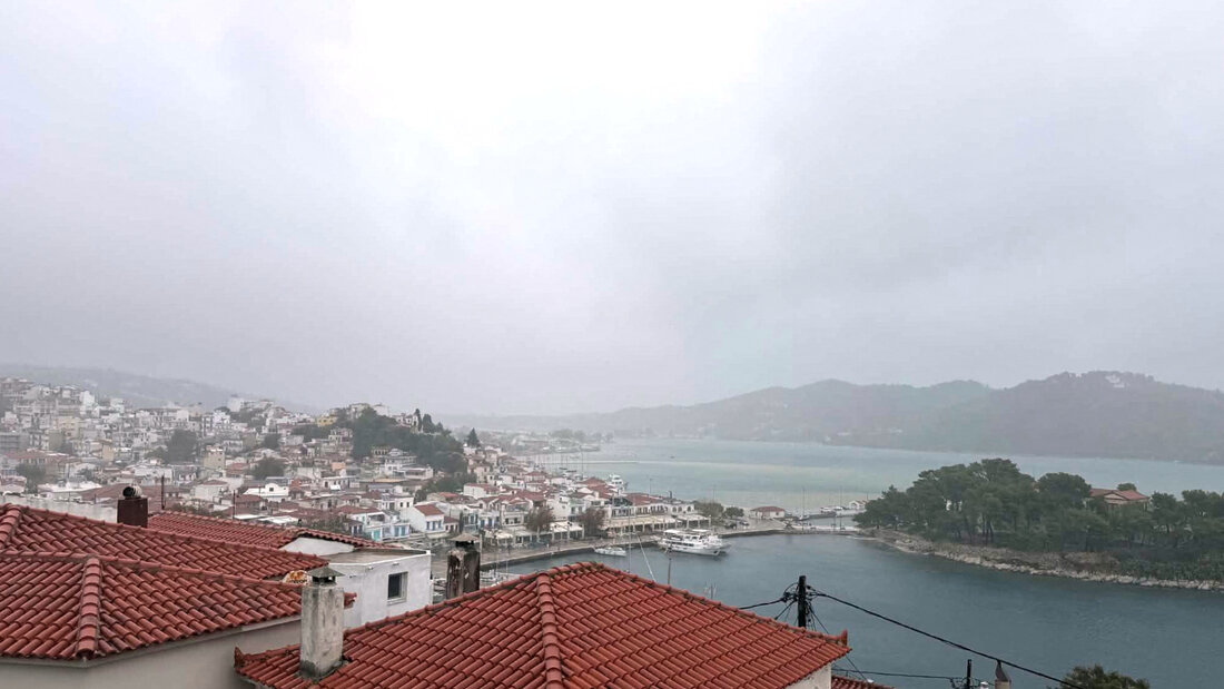Blick auf eine Bucht auf der von schweren Unwettern betroffene Insel Skiathos. Foto: Diane Gore/dpa 20261014101957508.jpg