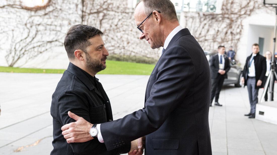 dpatopbilder - HANDOUT - Bundeskanzler Friedrich Merz (CDU, r) begrüßt Wolodymyr Selenskyj, Präsident der Ukraine, zu Ukraine-Gesprächen im Kanzleramt. US-Vertreter wollen in Berlin mit Ukrainern und Europäern über einen möglichen Waffenstillstand beraten. Foto: Guido Bergmann/Presse- und Informationsamt der Bundesregierung - ACHTUNG: Nur zur redaktionellen Verwendung im Zusammenhang mit der aktuellen Berichterstattung und nur mit vollständiger Nennung des vorstehenden Credits 20251215055130343.jpg