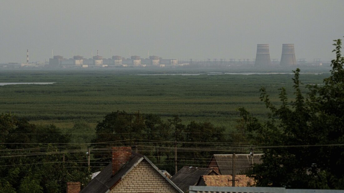 ARCHIV - Das Kernkraftwerk Saporischschja und der Fluss Dnipro. Foto: Evgeniy Maloletka/AP 20260531172733481.jpg