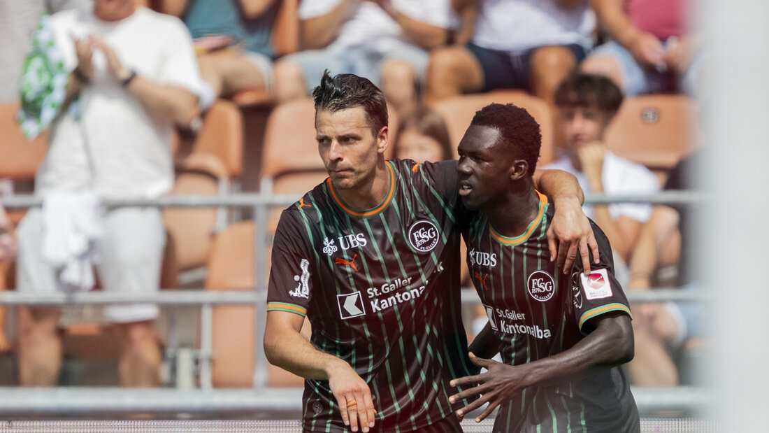 Lukas Görtler und Enoch Owusu freuen sich über die nächsten drei St. Galler Punkte 20260802183320805.jpg