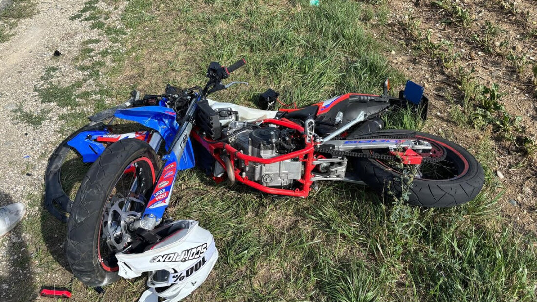 Der 16-jährige Motorradlenker musste nach der Kollision mit einem Auto in ein Spital gebracht werden. 20260831001209926.jpg