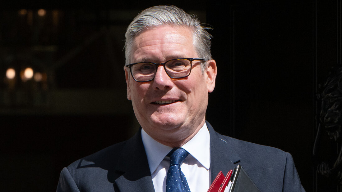 ARCHIV - Der britische Premierminister Keir Starmer verlässt die Downing Street Nr. 10, um an der Fragestunde des Premierministers im Unterhaus teilzunehmen. Foto: Thomas Krych/AP/dpa 20260901145918033.jpg