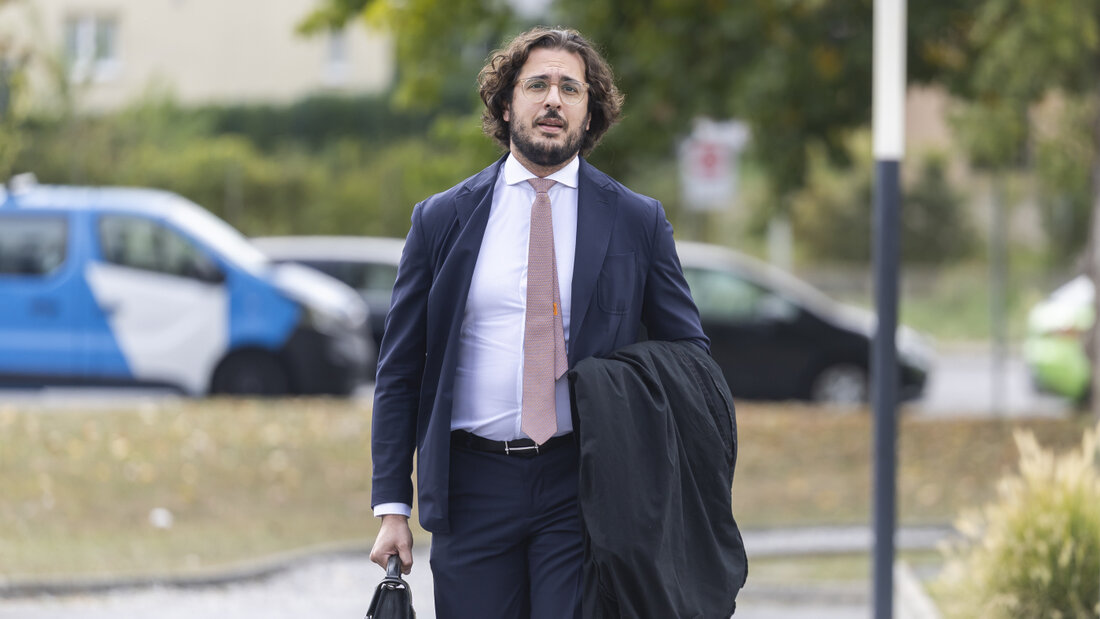 Der Anwalt des Angeklagten, Albert Habib, bei seiner Ankunft am Dienstag vor dem Gericht in Renens VD bei Lausanne. 20260929172453317.jpg