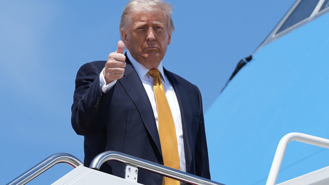 dpatopbilder - Präsident Donald Trump besteigt die Air Force One für eine Reise nach China. Foto: Mark Schiefelbein/AP/dpa 20260512235031159.jpg