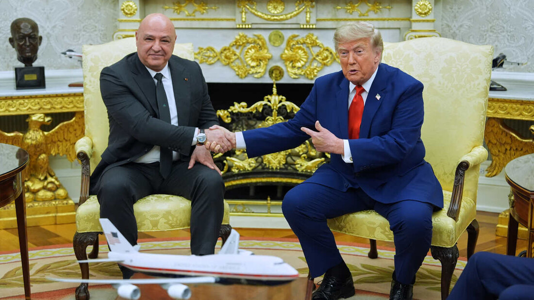 dpatopbilder - US-Präsident Donald Trump (r) empfängt den libanesischen Präsidenten Joseph Aoun im Oval Office des Weißen Hauses. Foto: Mark Schiefelbein/AP/dpa 20260721191126178.jpg