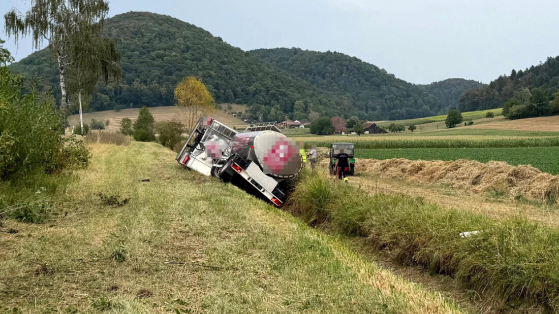 Ein Milchtankwagen ist im schaffhausischen Neunkirch in einem Bachbett gelandet. Der Chauffeur wurde leicht verletzt. 20260801102616010.jpg
