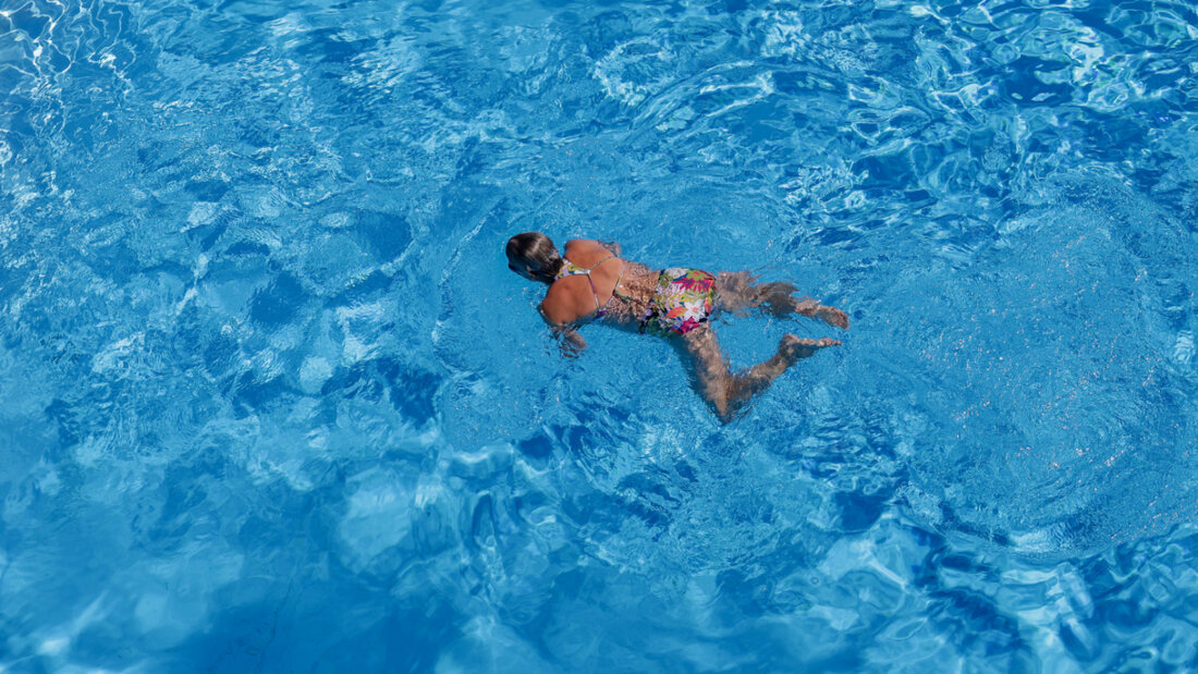 In fast der Hälfte der geprüften Freibäder in Graubünden und Glarus war die Wasserqualität nicht gut. (Symbolbild) 20250825112105857.jpg
