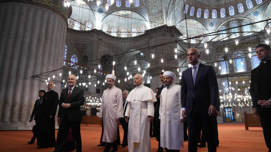 Papst Leo XIV. (Mitte) besucht die Sultan-Ahmet-Moschee, auch Blaue Moschee genannt. Foto: Domenico Stinellis/AP/dpa 20251129084724037.jpg