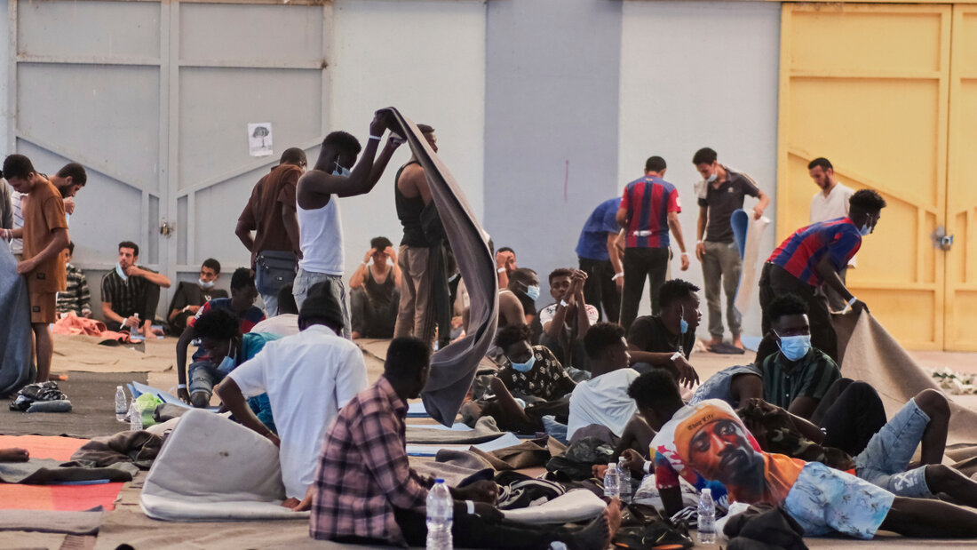 ARCHIV - Archivbild - Migranten in der provisorischen Unterkunft im Dorf Agia in der Nähe der Stadt Chania auf der Insel Kreta. Foto: Giannis Angelakis/AP/dpa 20260826134507512.jpg