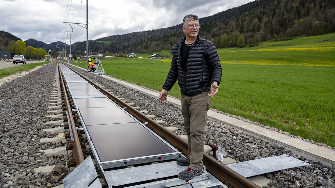 Joseph Scuderi, Chef von Sun Ways, bei der Eröffnung der Bahnstrecke mit Solarmodulen in Buttes. 20250424160106658.jpg