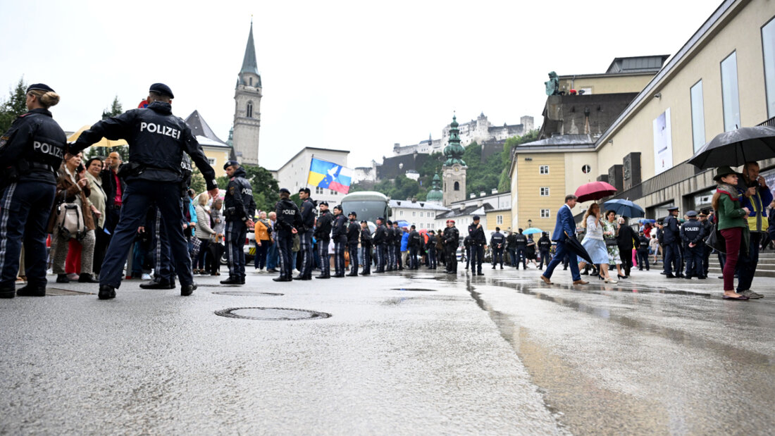 Blick in die Hofstallgasse vor dem Festspielhaus im Rahmen der Eröffnung der Salzburger Festspiele. Foto: Barbara Gindl/APA/dpa 20250726183854564.jpg