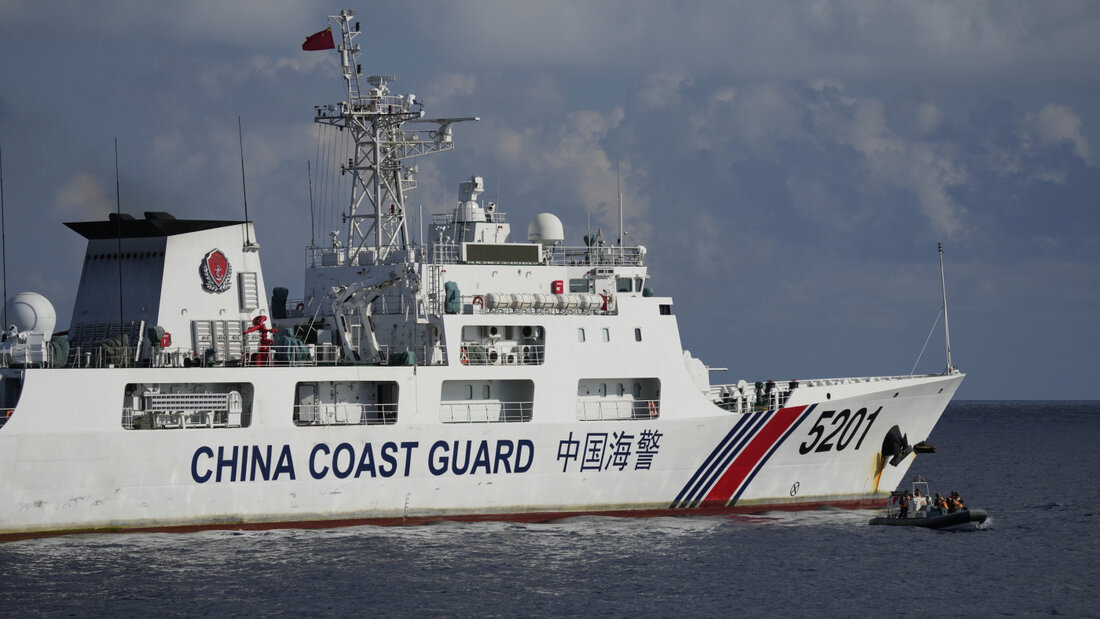 ARCHIV - Ein Schiff der chinesischen Küstenwache. Foto: Aaron Favila/AP/dpa (Archivbild) 20260704145537433.jpg