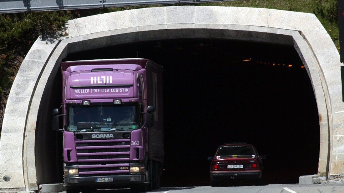 Der San-Bernardino-Tunnel ist aktuell wegen eines Unfalls in beide Richtungen gesperrt. (Archivbild) 20260720121635039.jpg