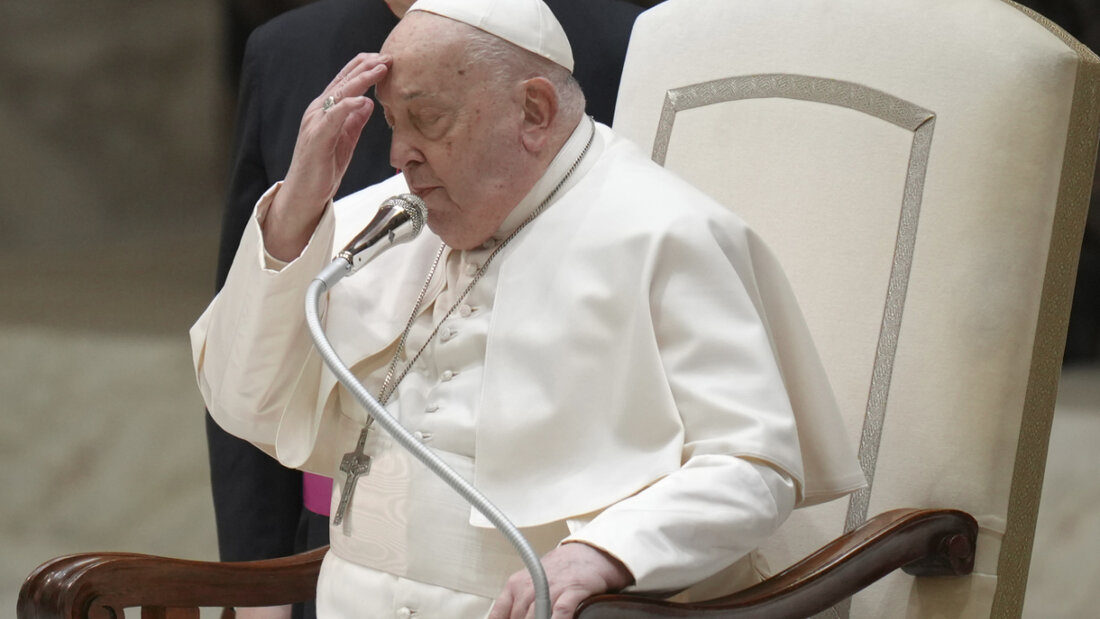 Papst Franziskus macht das Kreuzzeichen zu Beginn seiner wöchentlichen Generalaudienz in der Halle Paul VI. im Vatikan. Foto: Alessandra Tarantino/AP/dpa 20250217120255924.jpg