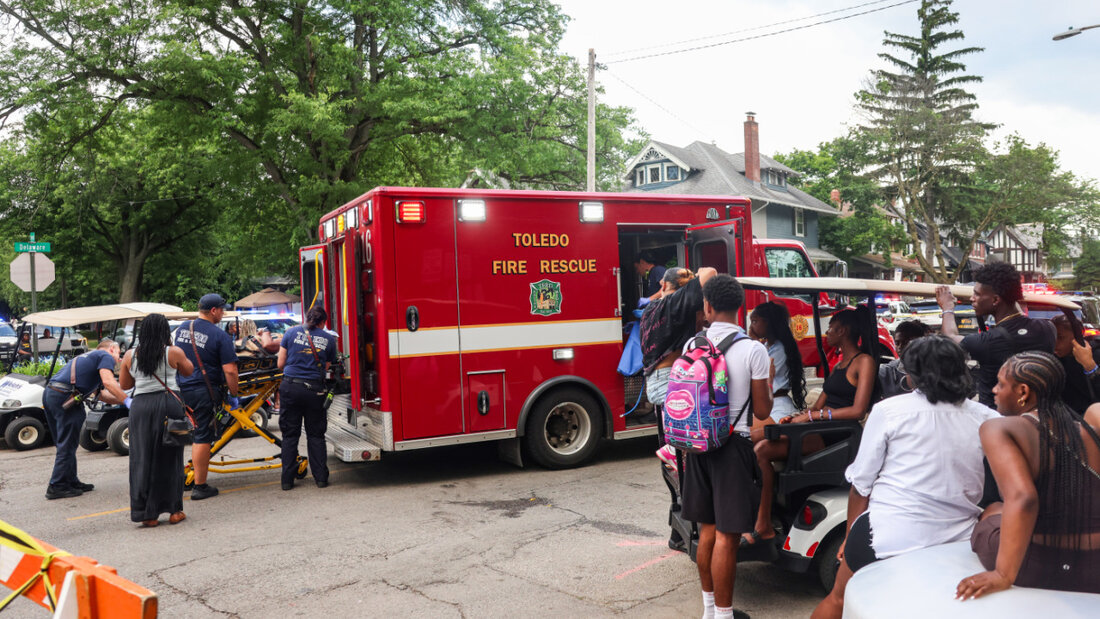 Rettungskräfte von Toledo transportieren eine verletzte Person ab. Durch einen Schusswaffenvorfall bei einem Sommerfestival in Toledo, Ohio, wurden zwölf Menschen verletzt. Foto: THE BLADE/REBECCA BENSON/The Blade/AP/dpa 20260607050858287.jpg