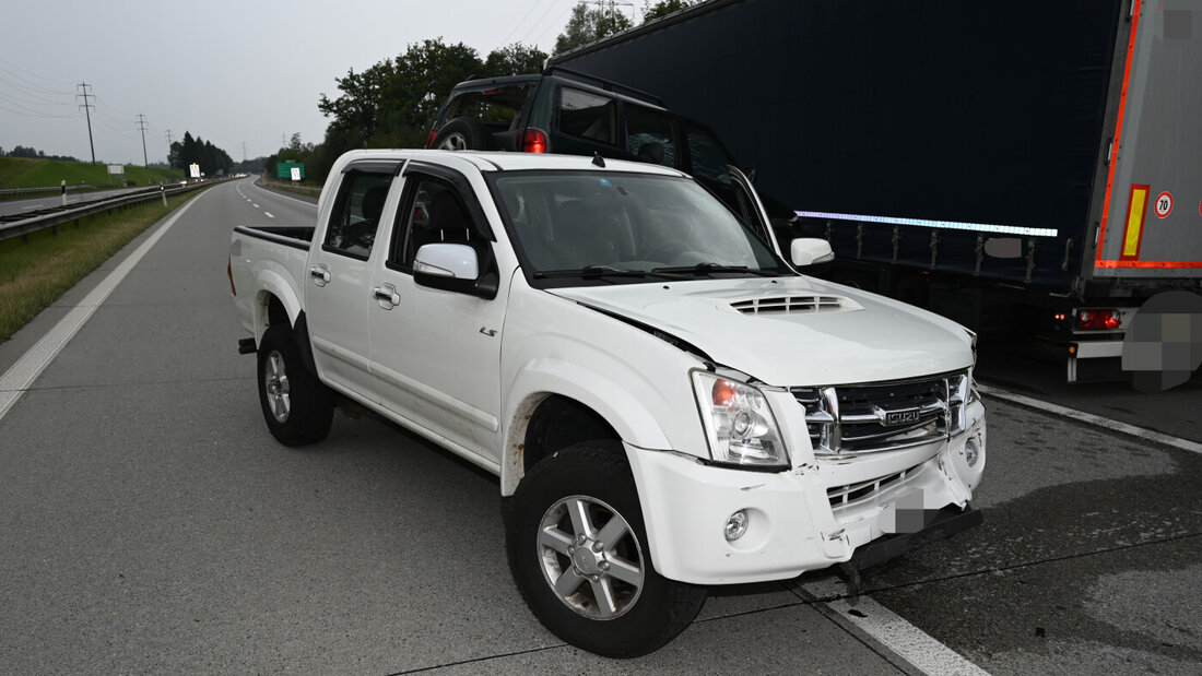 Am Donnerstagnachmittag geriet ein Auto mit Anhänger auf der A13 bei Salez SG ins Schleudern und überschlug sich. 20260806162412861.jpg