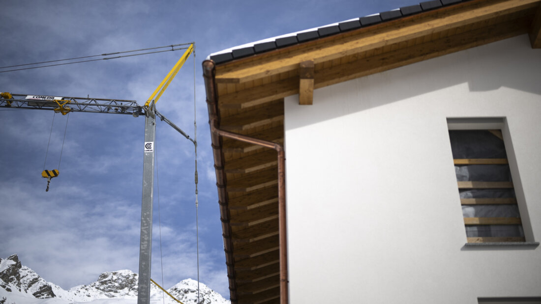 Ein Baukran beim Rohbau eines Wohnhauses in Pontresina GR. 20250430110708248.jpg