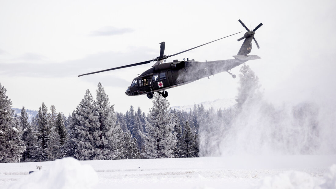 Ein Blackhawk-Hubschrauber der US-Armee hebt ab, um Skifahrer zu bergen, die bei einem Lawinenabgang ums Leben gekommen sind. Foto: Stephen Lam/San Francisco Chronicle/AP/dpa - ACHTUNG: Nur zur redaktionellen Verwendung und nur mit vollständiger Nennung des vorstehenden Credits 20260222040008724.jpg
